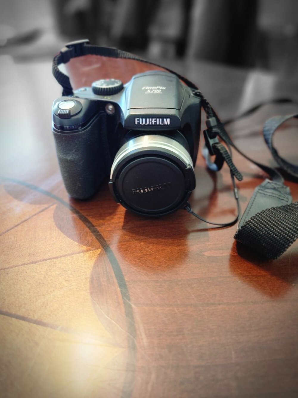 FUJIFILM FinePix S700 Digital Camera 7.1MP 10x Zoom w/carrying case- GUC